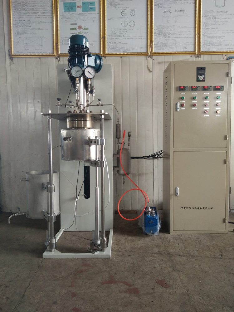 DFCF系列-釜體電動升降翻轉(zhuǎn)、加熱爐和水槽電動升降并可側(cè)移2
